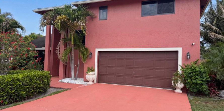 House in Royal Palm Beach, Florida 3 bedrooms, 150.69 sq.m. № 2191966