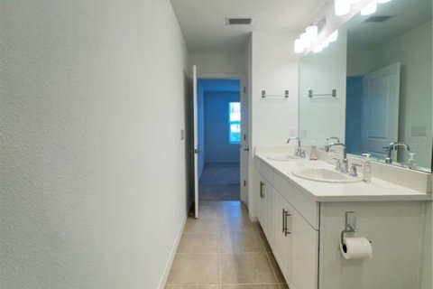 Townhouse in Sarasota, Florida 2 bedrooms, 110.27 sq.m. № 2197413 - photo 15