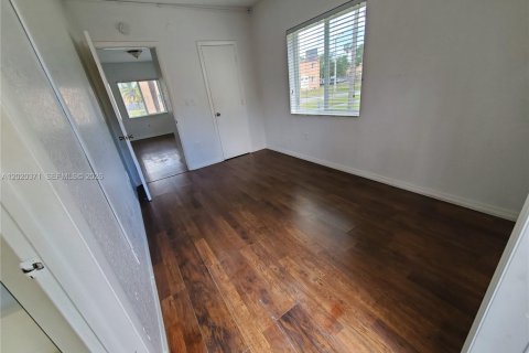 Condo in Miami, Florida, 1 bedroom  № 2086356 - photo 11