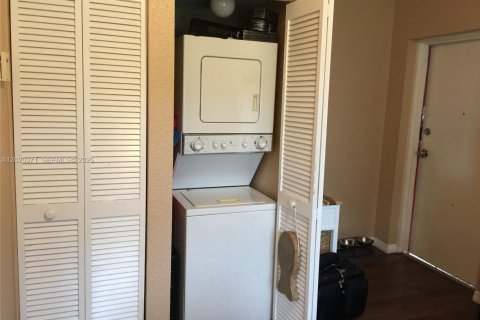 Condo in Miami, Florida, 1 bedroom  № 2086356 - photo 16