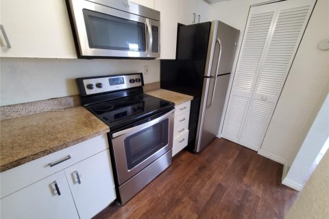 Condo in Miami, Florida, 1 bedroom  № 2086356 - photo 3