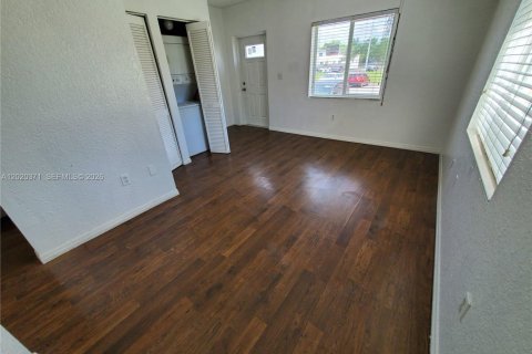 Condo in Miami, Florida, 1 bedroom  № 2086356 - photo 7