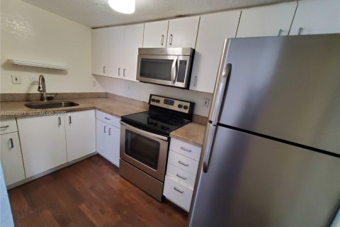 Condo in Miami, Florida, 1 bedroom  № 2086356 - photo 2