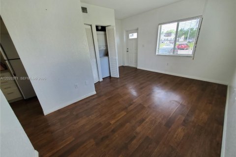 Condo in Miami, Florida, 1 bedroom  № 2086356 - photo 9