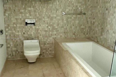 Condo in Miami, Florida, 2 bedrooms  № 2043157 - photo 15