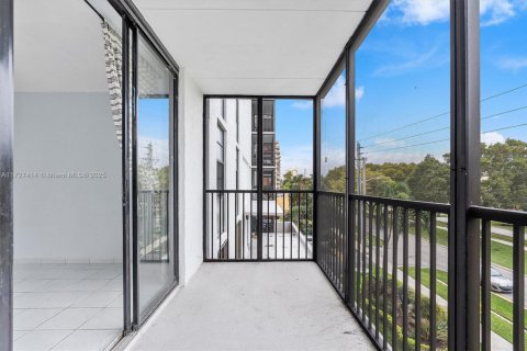 Condo in North Miami, Florida, 2 bedrooms  № 1480494 - photo 15
