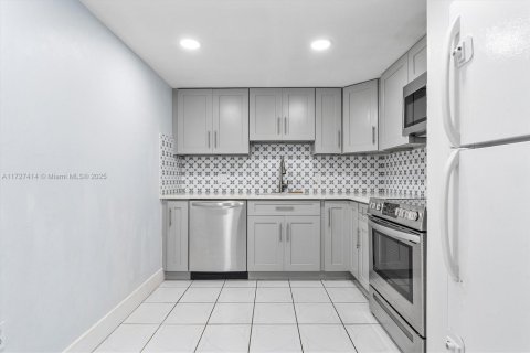 Condo in North Miami, Florida, 2 bedrooms  № 1480494 - photo 5