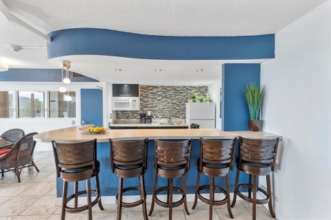 Condo in North Miami, Florida, 2 bedrooms  № 1480494 - photo 23
