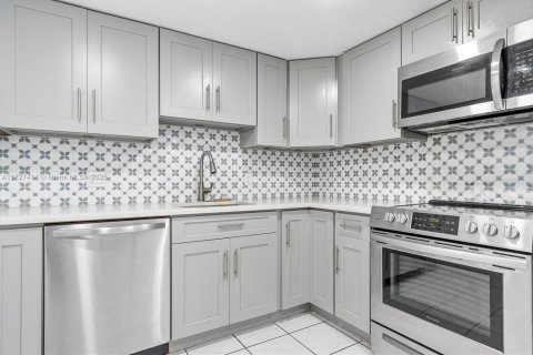 Condo in North Miami, Florida, 2 bedrooms  № 1480494 - photo 6