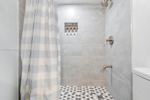Condo in North Miami, Florida, 2 bedrooms  № 1480494 - photo 10