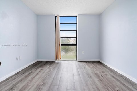 Condo in North Miami, Florida, 2 bedrooms  № 1480494 - photo 13