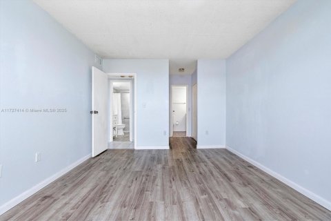 Condo in North Miami, Florida, 2 bedrooms  № 1480494 - photo 8
