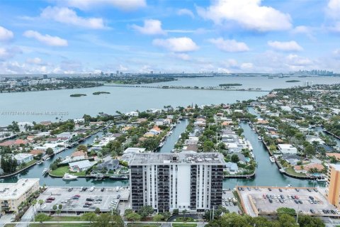 Condo in North Miami, Florida, 2 bedrooms  № 1480494 - photo 1