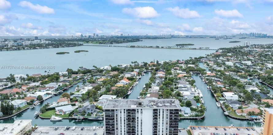 Condo in North Miami, Florida, 2 bedrooms  № 1480494