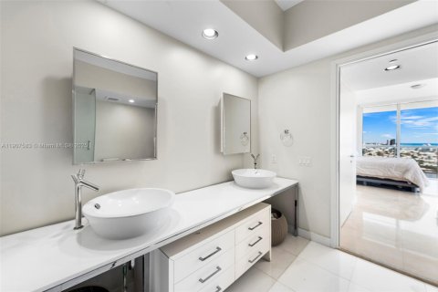 Condo in Miami Beach, Florida, 2 bedrooms  № 2012601 - photo 23