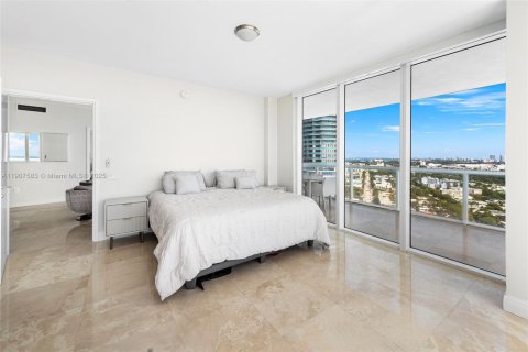 Condo in Miami Beach, Florida, 2 bedrooms  № 2012601 - photo 15