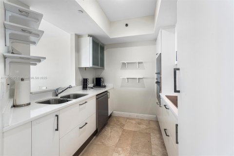 Condo in Miami Beach, Florida, 2 bedrooms  № 2012601 - photo 11
