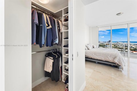 Condo in Miami Beach, Florida, 2 bedrooms  № 2012601 - photo 24