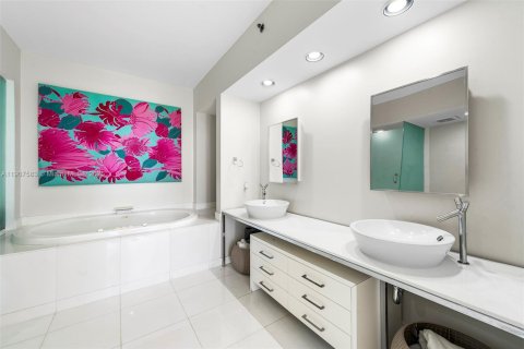 Condo in Miami Beach, Florida, 2 bedrooms  № 2012601 - photo 21