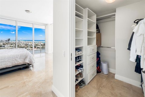 Condo in Miami Beach, Florida, 2 bedrooms  № 2012601 - photo 25