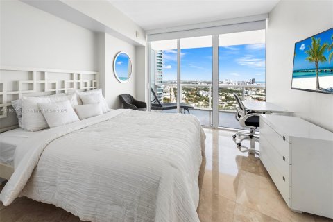 Condo in Miami Beach, Florida, 2 bedrooms  № 2012601 - photo 27