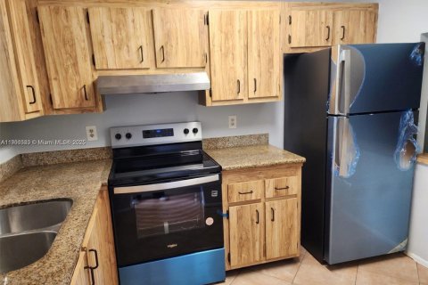 Condo in Tamarac, Florida, 2 bedrooms  № 2014998 - photo 3