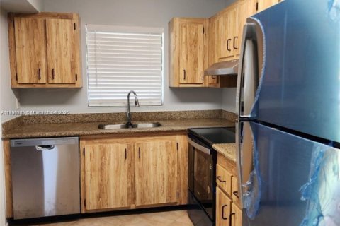 Condo in Tamarac, Florida, 2 bedrooms  № 2014998 - photo 5