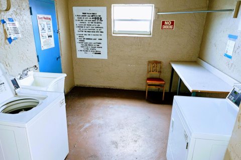 Copropriété à louer à Palm Springs, Floride: 2 chambres, 91.79 m2 № 1051416 - photo 1