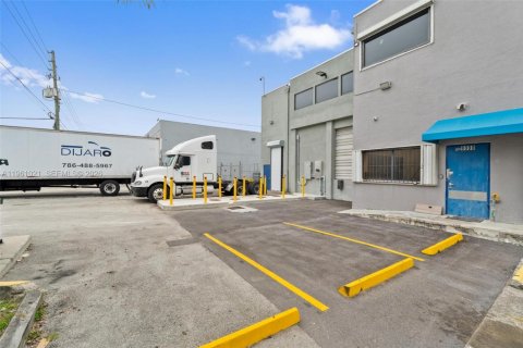 Propiedad comercial en venta en Medley, Florida № 2079080 - foto 2