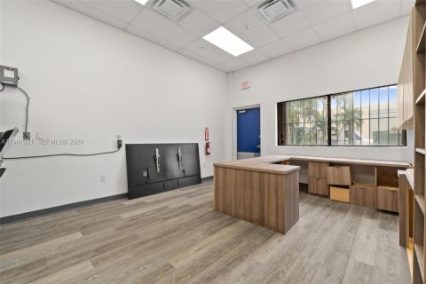 Propiedad comercial en venta en Medley, Florida № 2079080 - foto 30