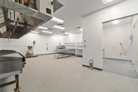 Propiedad comercial en venta en Medley, Florida № 2079080 - foto 9