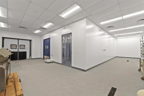 Propiedad comercial en venta en Medley, Florida № 2079080 - foto 12