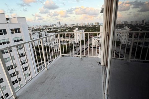 Condo in Miami Beach, Florida, 1 bedroom  № 2065319 - photo 3