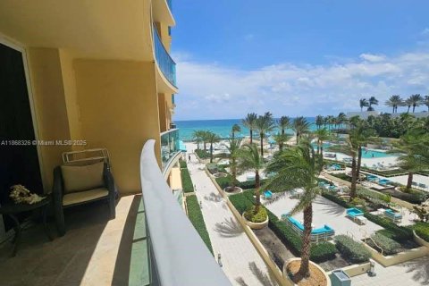 Condominio en alquiler en Hollywood, Florida, 1 dormitorio, 69.21 m2 № 1897563 - foto 1