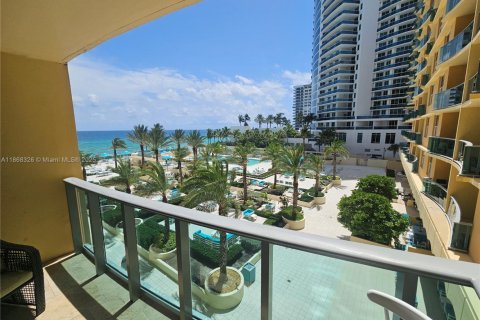 Condominio en alquiler en Hollywood, Florida, 1 dormitorio, 69.21 m2 № 1897563 - foto 2