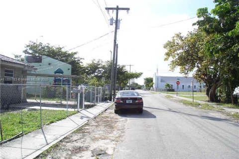 House in Miami, Florida 5 bedrooms, 128.76 sq.m. № 1952392 - photo 4