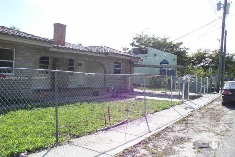 House in Miami, Florida 5 bedrooms, 128.76 sq.m. № 1952392 - photo 3