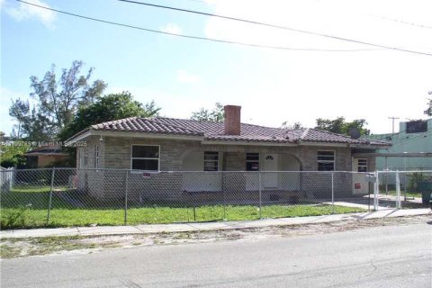House in Miami, Florida 5 bedrooms, 128.76 sq.m. № 1952392 - photo 1