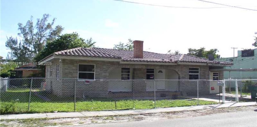 House in Miami, Florida 5 bedrooms, 128.76 sq.m. № 1952392