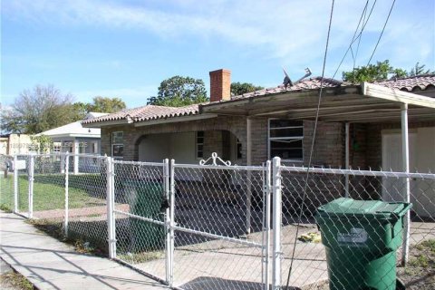 House in Miami, Florida 5 bedrooms, 128.76 sq.m. № 1952392 - photo 2