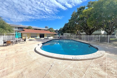 Condo in Hallandale Beach, Florida, 1 bedroom  № 1856813 - photo 20