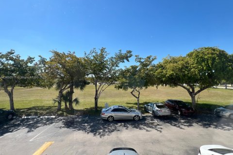 Condo in Hallandale Beach, Florida, 1 bedroom  № 1856813 - photo 24