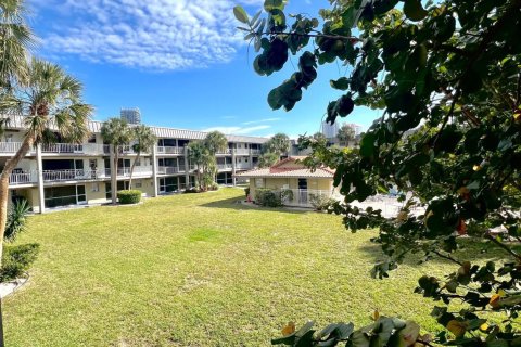 Condo in Hallandale Beach, Florida, 1 bedroom  № 1856813 - photo 23