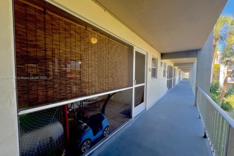 Condo in Hallandale Beach, Florida, 1 bedroom  № 1856813 - photo 1