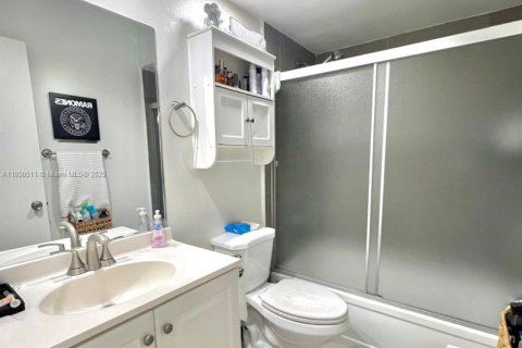 Condo in Hallandale Beach, Florida, 1 bedroom  № 1856813 - photo 13