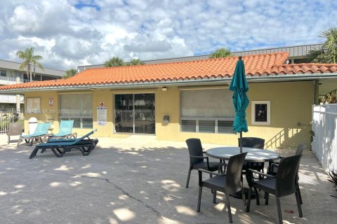 Condo in Hallandale Beach, Florida, 1 bedroom  № 1856813 - photo 25