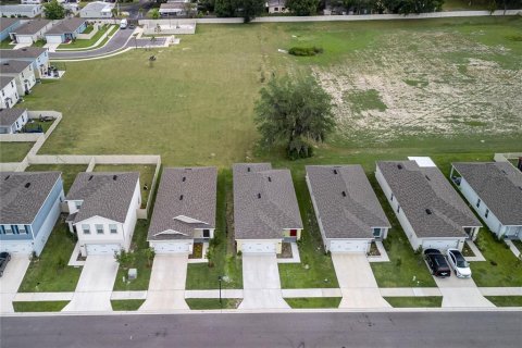 House in Zephyrhills, Florida 3 bedrooms, 139.45 sq.m. № 1919744 - photo 2