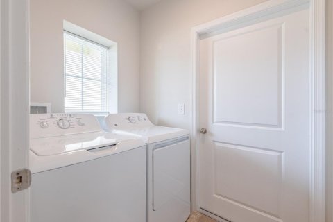 House in Zephyrhills, Florida 3 bedrooms, 139.45 sq.m. № 1919744 - photo 23