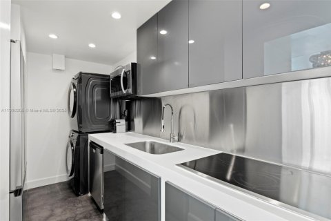 Condo in Miami Beach, Florida, 1 bedroom  № 1956875 - photo 14