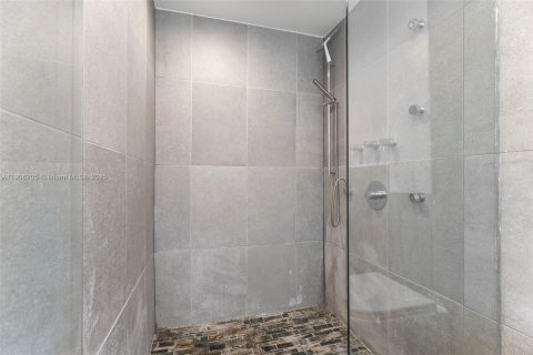 Condo in Miami Beach, Florida, 1 bedroom  № 1956875 - photo 23